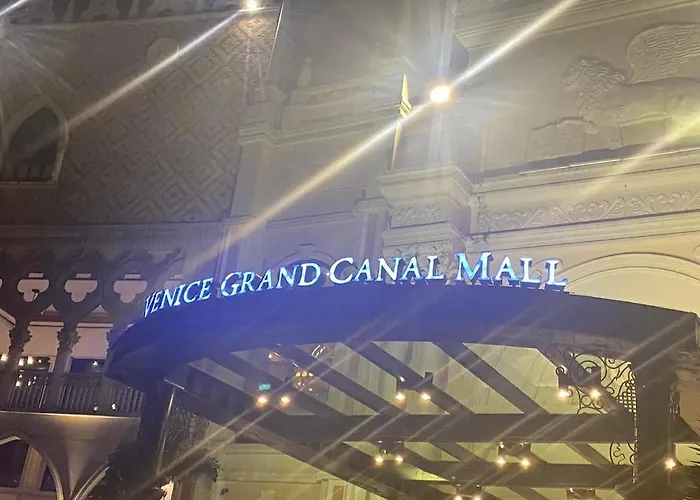 Morgan A6 Bgc Shortwalk Venice Canal Mall * Manila